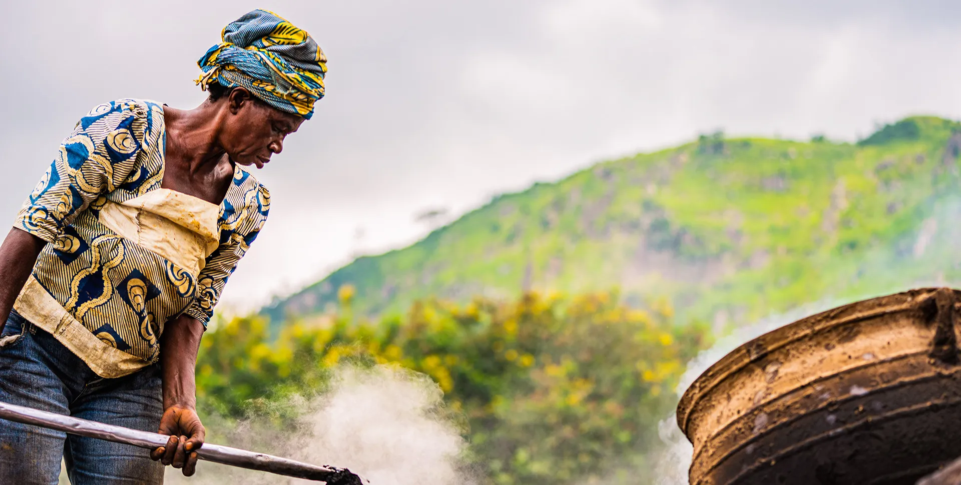 Dona de Ghana treballant